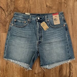 NWT Levi’s 501 Mid-Thigh Denim Shorts